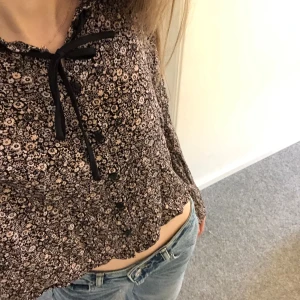 Gullig blommig blus  - Jätte gullig blus, skriv om ni vill ha tydligare bilder på detaljer🥰passar mig som brukar ha xs/s💕