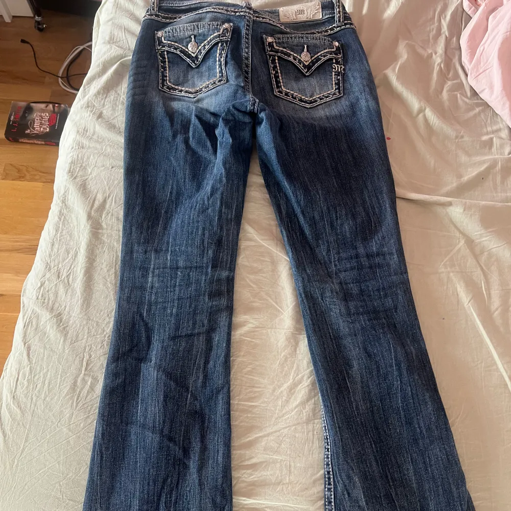 INTRESSEKOLL⚠️  använder inte mina miss me jeans så mycket, ny pris var ca 2500kr så säljer INTE för mindre än 1250, då de knappt används!  storlek 29!! skriv privat för mer frågor!💕. Jeans & Byxor.