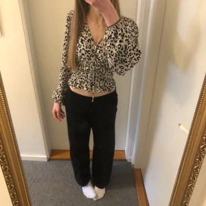 Lågmidjade Kostymbyxor bikbok - Lågmidjade kostymbyxor från bikbok, bara att skriva om ni vill ha mått🥰 
