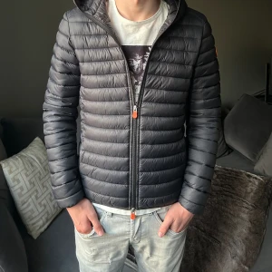 Save the duck jacka - En tunn save the duck jacka i storlek s, är perfekt till vår, sommar och höst. Jackan är köpt på Ströms i Göteborg. Skick är 9/10 nästan oanvänd. Hör av dig vid frågor!