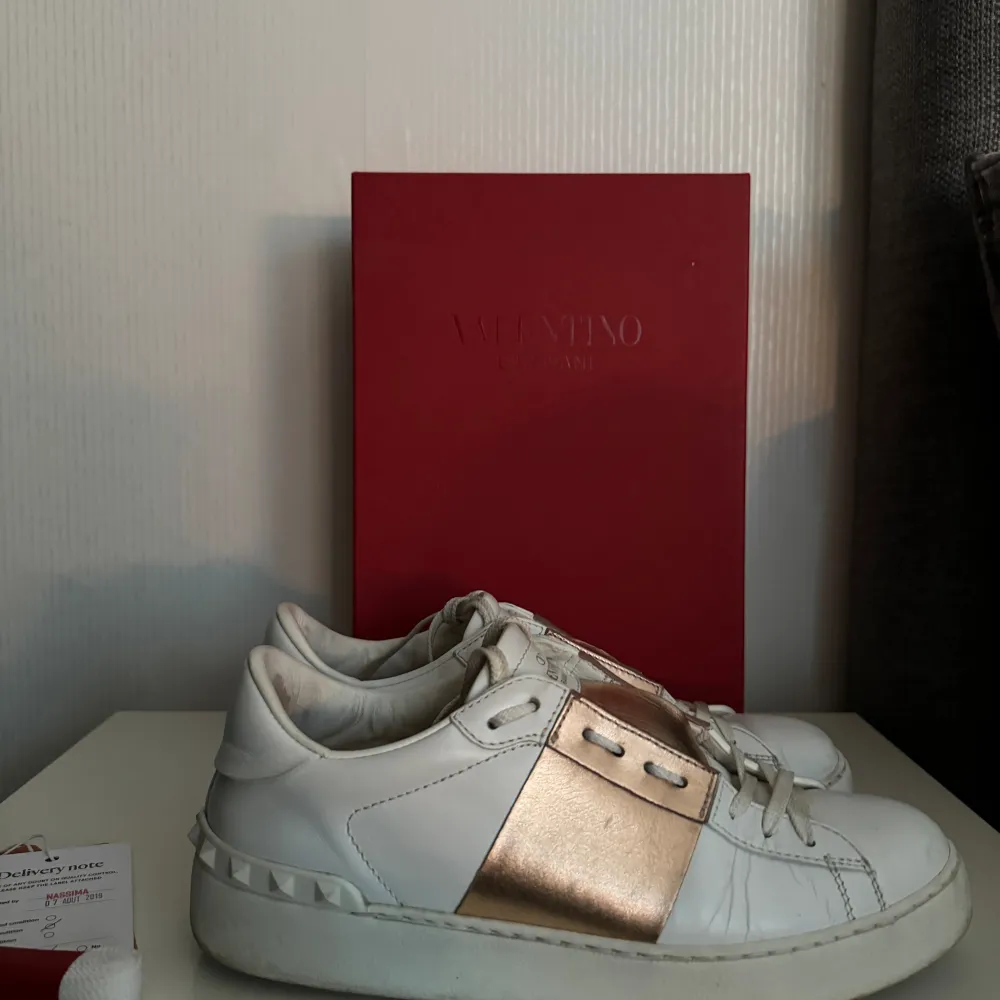 Sneakers från Valentino Box, dustbag, nya skosnören ingår Använda men bra skick  Nypris: 590€ Mitt pris: 1800kr. Skor.