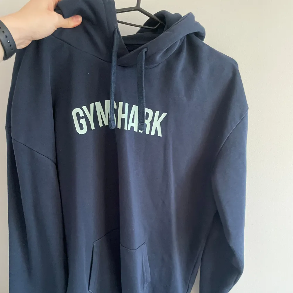 Säljer lite träningskläder då jag aldig he använder dom. Hoodie M 300kr Båda tröjorna S 100kr stk Kan köpas separat men också i ett packet (billigare) Kan säljas privat också. Sportswear.