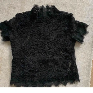 Spets tröja Zara - Jättefin populär Zara spets tröja🙏🏼🙏🏼 Nyskick endast testad💕🙏🏼