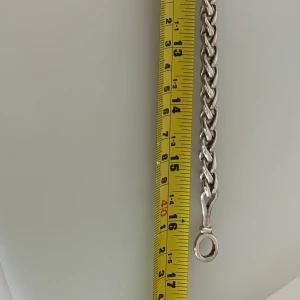Silverkedja 42.5 cm - Silverkedja som väger 87g, funkar som choker också, 42.5 cm lång och stämpel finns med. Pris kan diskuteras vid snabb affär