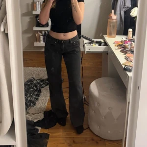 Lowwaist jeans med utsvänga ben - Lowwaist jeans med utsvängda ben från na-kd i strl 34. Knappt använda, inga defekter ser ut som nya. Mörkgrå. Nypris 599 mitt pris 200🤍