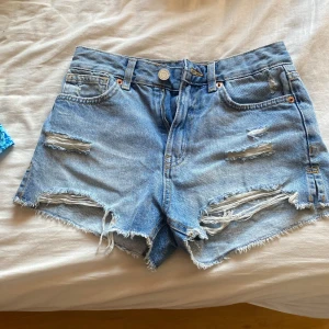 Jeansshorts - Säljer dessa sjukt snygga jeansshorts. Köpta på newYorker för ca ett år sedan. Knappt använda💘