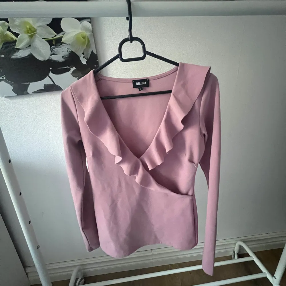 jag säljer denna rosa blus från bubbelroom🤍🩷 den är verkligen superfin🤍🩷. Blusar.