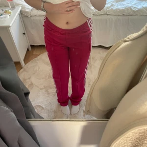 Adidas byxor  - Säljer mina rosa adidas byxor då de inte längre kommer till andvändning de har fickor med dragkedja och snören om man viker ner dem ett steg💕