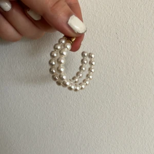 vita pärl örhängen - vita präl örhängen inte använda