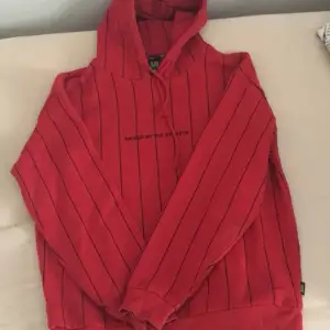 Black squad hoodie röd, oversized också.  stl M, använd ungefär 2 ggr. 