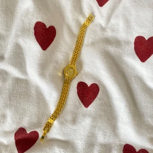 Vintage guldklocka - Jättefin guldklocka jag köpt på en marknad i Los Angeles 💛 säljer då den inte riktigt är min stil. Obs, den fungerar så batteri behövs ej bytas!