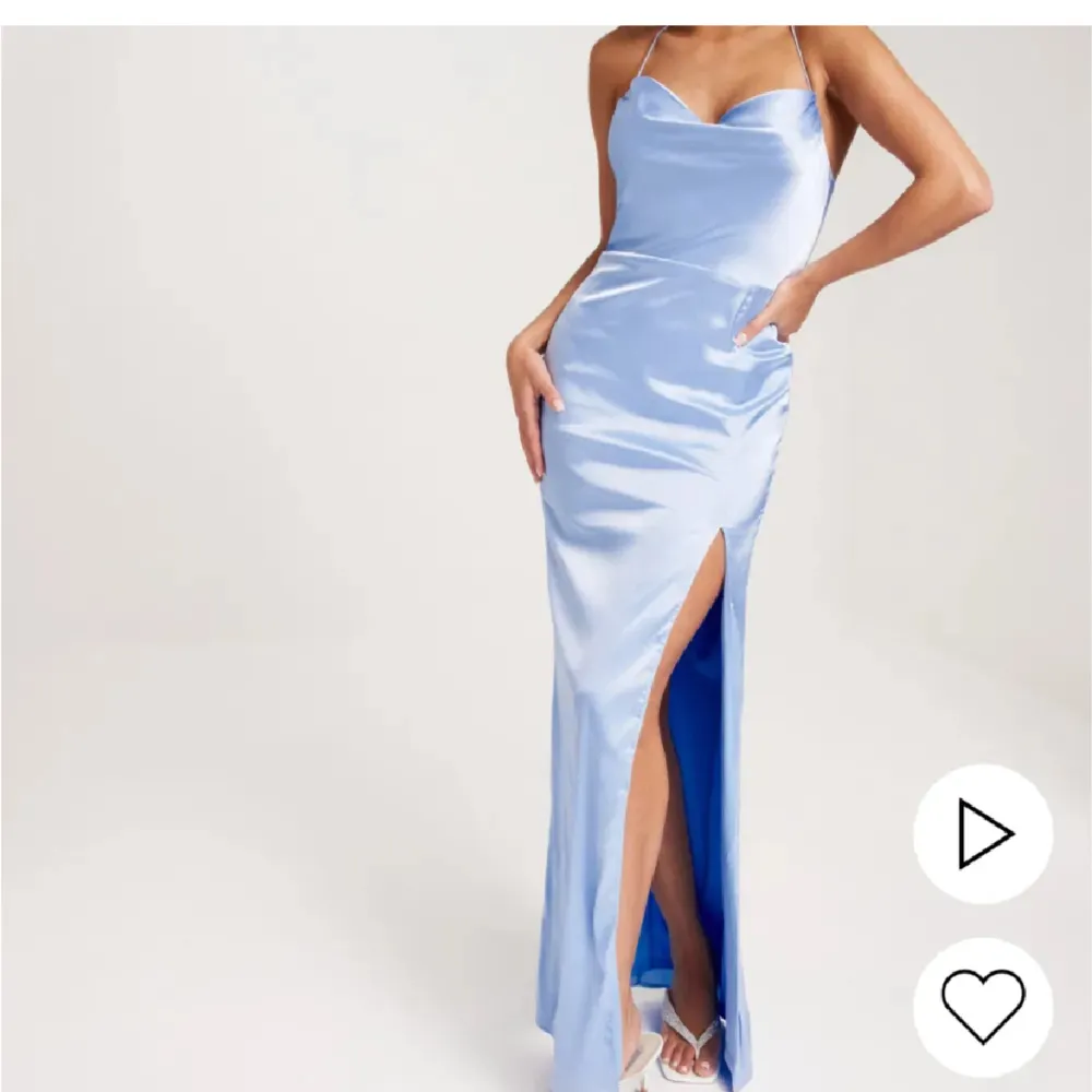 Säljer denna vackra silkes blåa klänningen som jag aldrig använt så den har inga skador, perfekt till bröllop, bal eller andra festligheter🩵, fantastiskt vacker men den behöver en ny ägare!!. Klänningar.