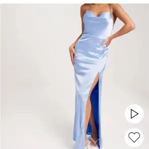 Säljer denna vackra silkes blåa klänningen som jag aldrig använt så den har inga skador, perfekt till bröllop, bal eller andra festligheter🩵, fantastiskt vacker men den behöver en ny ägare!!