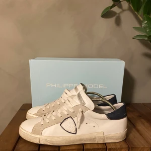 Philippe model skor  - Skicker typ 8,5/10, den enda defekten är att dom pr smutsiga men det gör bara modellen snyggare enligt mig men det går lätt att tvätta bort annars! Har äktahetsbevis från cettire. Skriv för mer bilder och info🙌