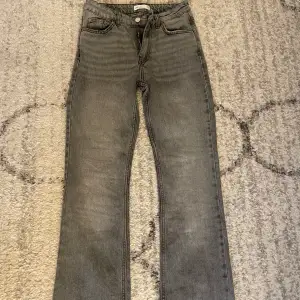 Jeans från ginatricot som är skit snygga men passar mig tyvärr inte längre dem är i perfekt skick 💓hör av dig om du blir intresserad 