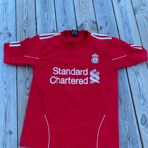 Suarez Liverpool tröja! - Tja, säljer denna sällsynta Liverpool tröja med Suarez på ryggen. Tröjan är i fint skick och har mycket att ge! Pris kan diskuteras vid snabb affär! Det är bara att skriva om ni har några funderingar. Dalarna_resell