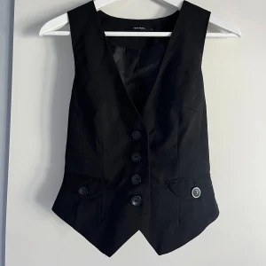 Svart kostymväst - Svart kostymväst, otroligt fin kvalitet. Reglerbart spänne i bak.