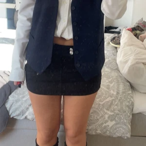 Kort svart jeanskjol - Säljer min korta jeans kjol, jättejättefin. Passar mig som är en s/m