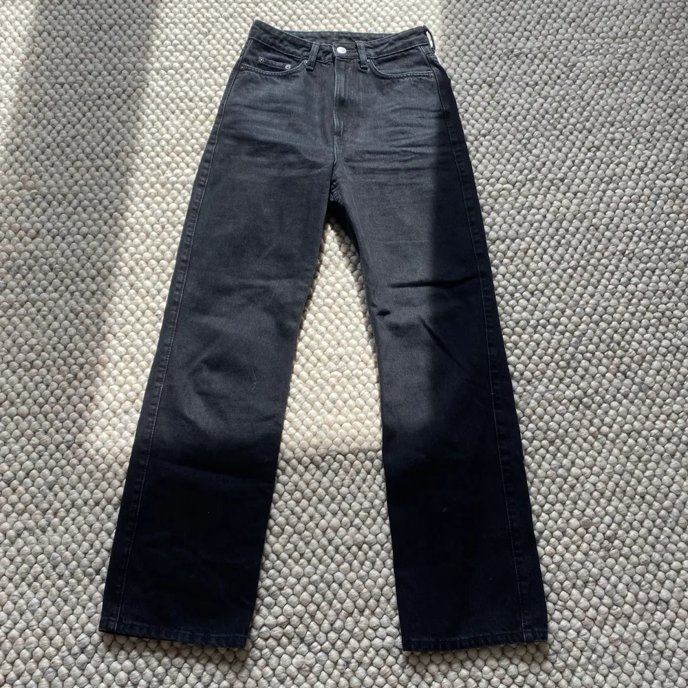 Jättefina svarta jeans (high waist straight) från Weekdqy som tyvärr är lite för stora för mig 🤍 De är knappt använda = jättefint skick 🫶🏼Jag är 167 cm och de passar mig i längden bra (se bild) 🤍. Jeans & Byxor.