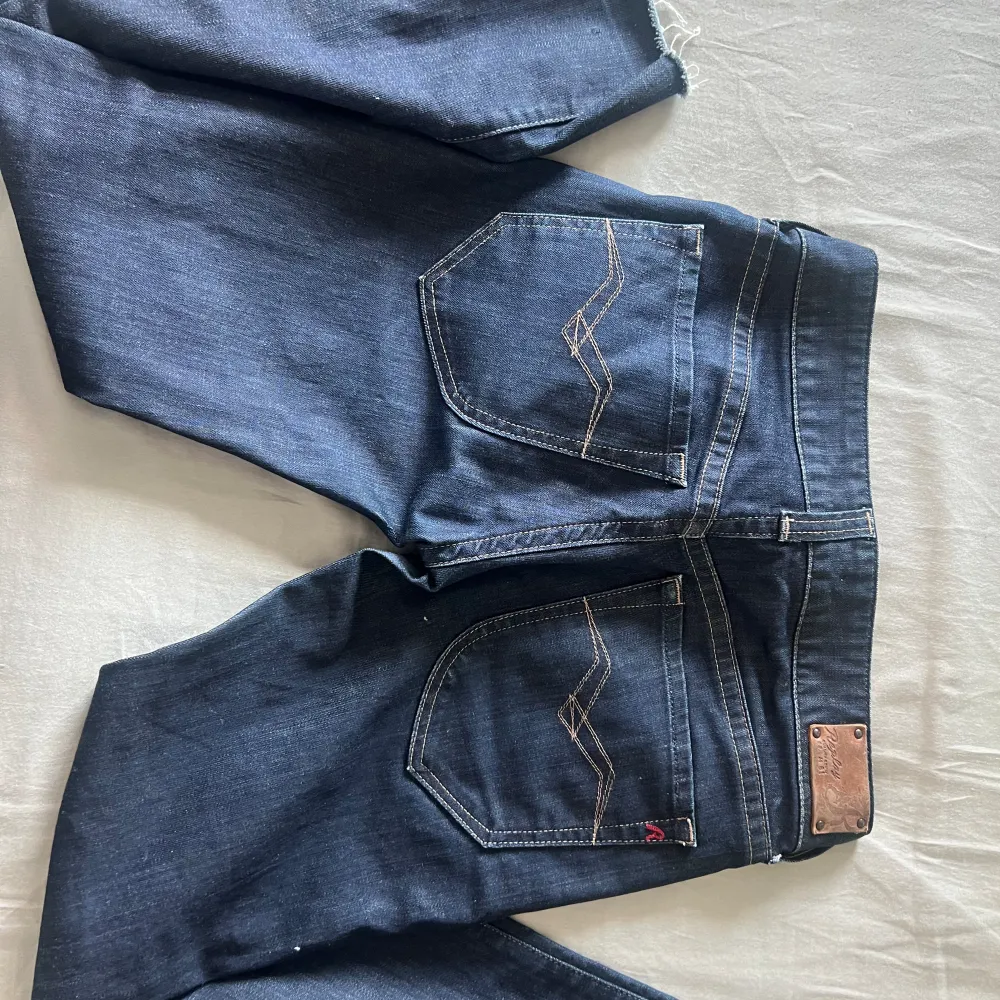 Vintage low rise straight jeans från Replay, säljer pga dem kommer inte till användning. Jätte bra kondition . Jeans & Byxor.