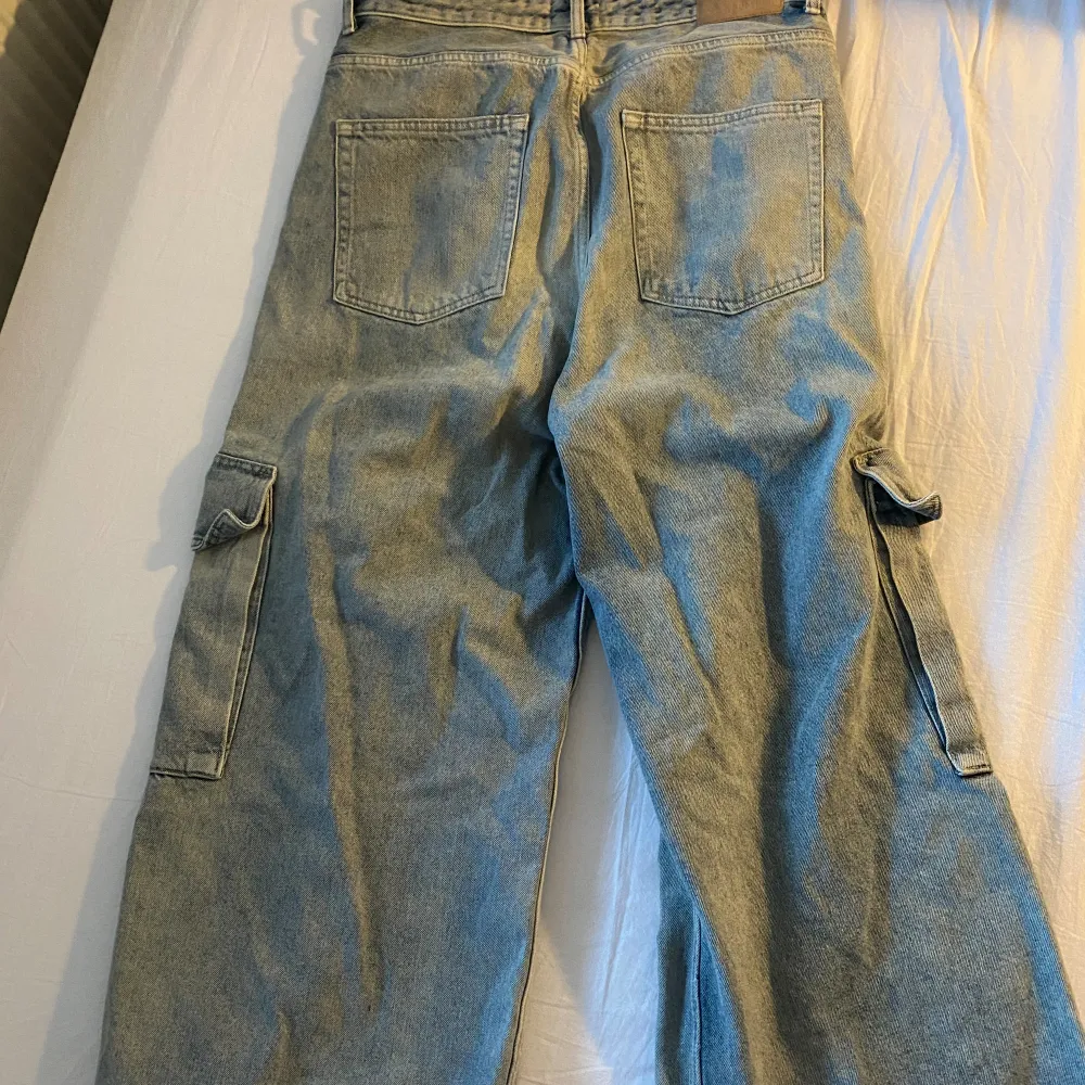 Köpte för 650 från zalando Använd fåtal gånger men det är för loose för mig  Pris går att diskutera  Passar perfekt till waist 80-86cm. Jeans & Byxor.