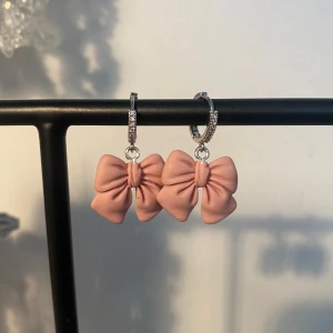 Coquette glittery - Glittriga hoops med en rosa rosett. Väldigt söta🥹