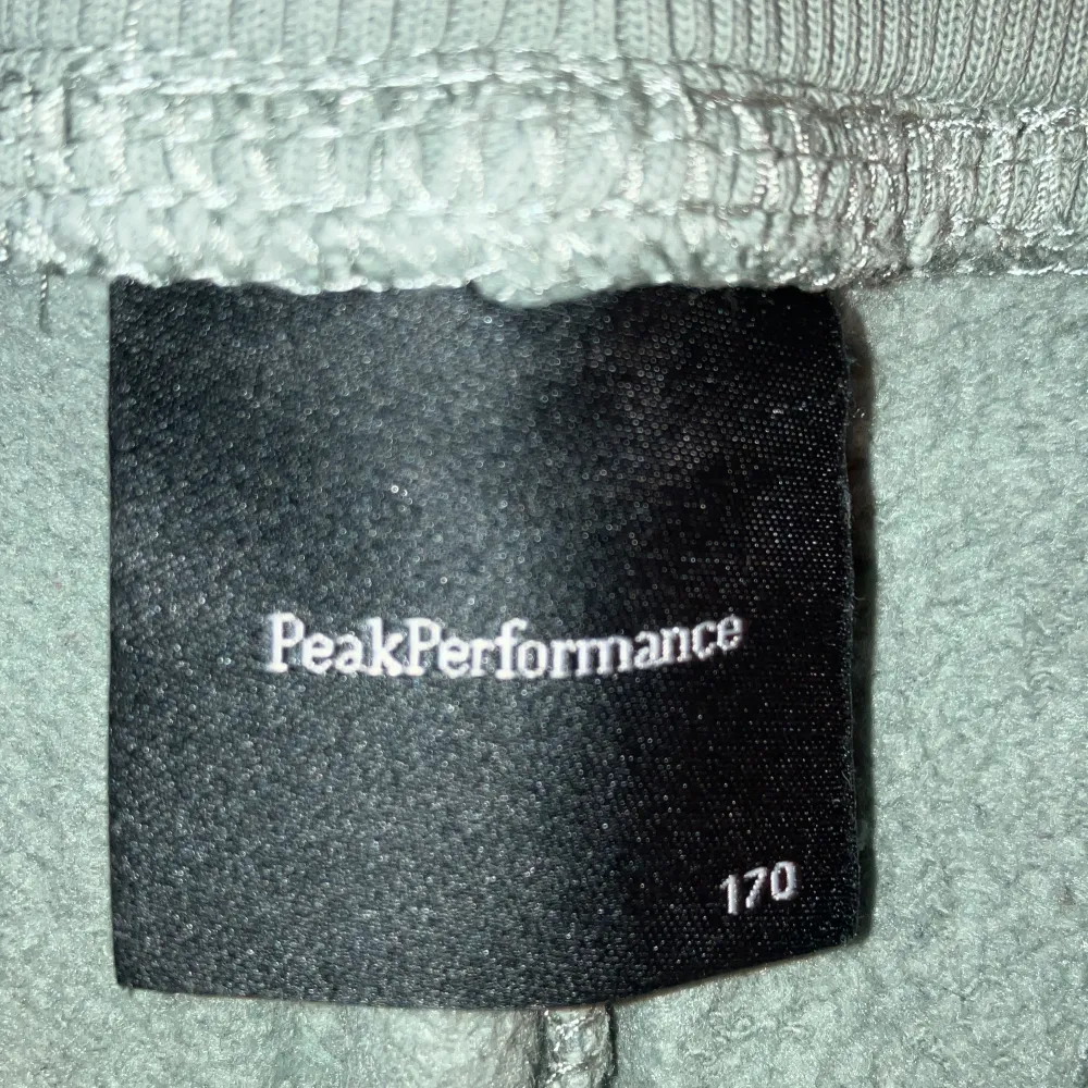 Turkosa Peak performance byxor som har blivit för små för mig. Sköna och kan användas som träningsbyxor eller mysbyxor. Är använda lagom mycket men är fortfarande i ett bra skick. Nypris: 700 kr. Jeans & Byxor.