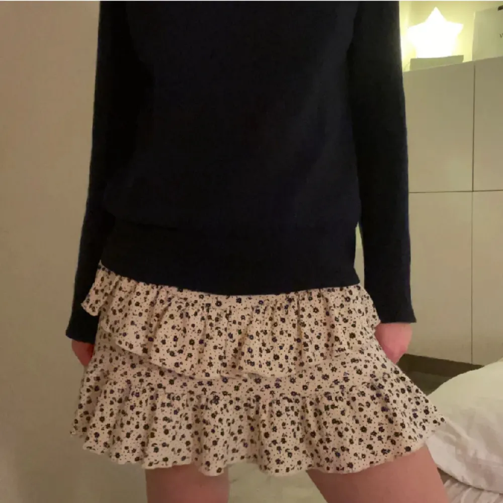 Säljer denna jötte fina volnag kjol med shorts i 1 storlek 13-14 men skulle säga xs-m kanske från zara . Kjolar.
