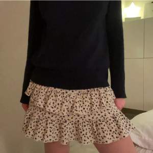 Säljer denna jötte fina volnag kjol med shorts i 1 storlek 13-14 men skulle säga xs-m kanske från zara 