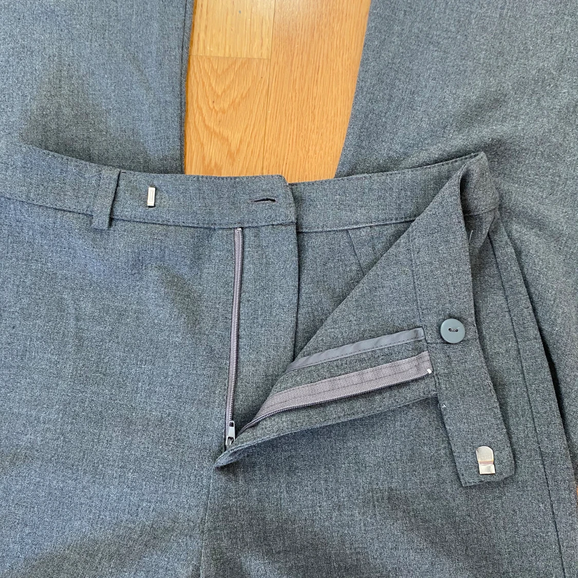 Gråa kostymbyxor  - 92