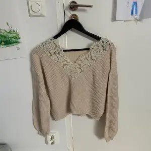 Beige blus köpt från Zalando storlek XS.  Använd men är i gott skick.