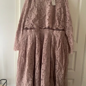 Klänning - Plus size curve klänning i en gammelrosa färg. Perfekt när du är gäst på ett bröllop eller liknande. Kommer från Asos curve avdelning och ord pris är över 1000kr. Köpte den för något år sedan men inte fått tillfälle att använda den. Strl 52