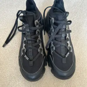 Svarta sneakers i storlek 37/38 Skorna är inte äkta. Endast använda en gång, säljs då dem är förstora för mig. Nypris 1500 Fler bilder kan skickas 