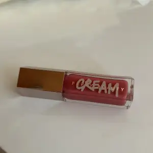 Färgen 02 Fenty lipcream/lipgloss Swatchat bara på armen, annars helt oanvänd