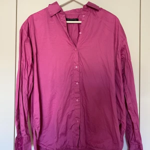 Rosa skjorta - Rosa skjorta i storlek S. Oversized i modellen och passar även som M