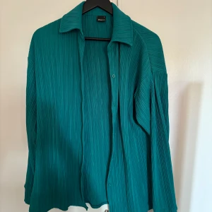 Grön/Blå skjorta  - Väldigt fint och lyxigt material. Använd endast 2 gånger och är som helt ny 