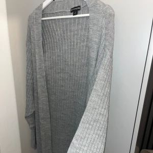 Grå kofta - Lång grå kofta från PLT, aldrig använd. Inga knappar finns. 