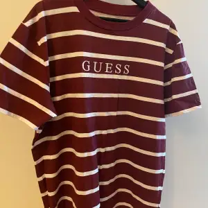 T-shirt från Guess, storlek M (boxy fit)  Skick 8/10, sparsamt använd.  Köpt på Guess-butik i Polen