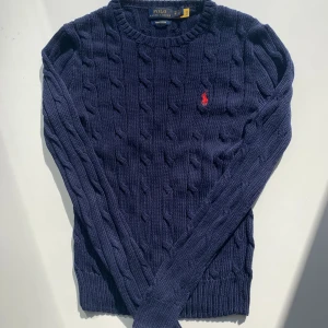 Polo Ralph Lauren tröja  - Stickad Polo Ralph Lauren tröja i bra skick. Nypris 1600kr, vårat pris 429kr. 