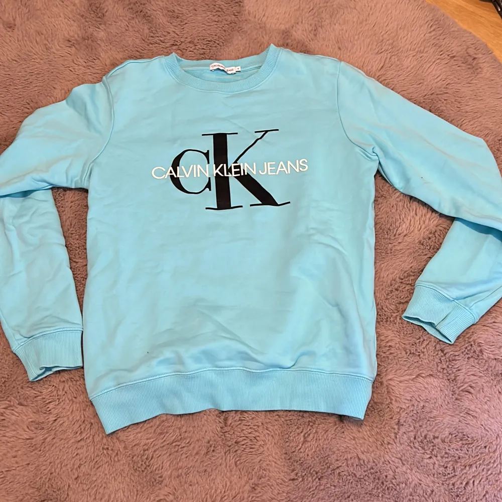 Säljer denna fina tröja från Calvin Klein! Sällan använd och är i väldigt bra skick! Det är storlek 16 men passar som en XS eller S. 🩵 Pris kan diskuteras!!!. Tröjor & Koftor.