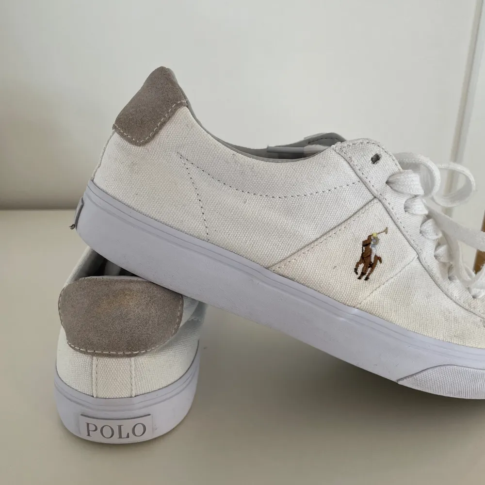 Säljer mina Ralph lauren skor i storlek 41 nypris 1100kr. De är använde en del och det finns några få tecken på användnig men de är fortfarande i bra skick🌟Hör av dig om du har några funderingar👍. Skor.