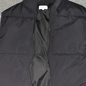 Svart väst  - Svart väst från brothers. Nyskick 9/10, nypris 1000 och mitt pris 450. 