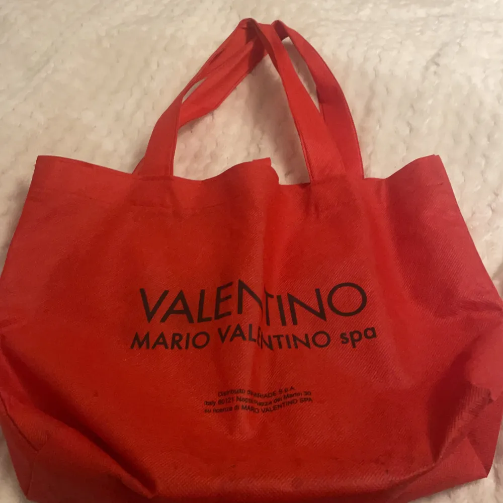 Praktisk tunn röd väska att ha med sig till stranden , gymmet eller till vardags , säljs för 150 kr. Väskor.