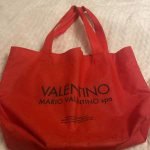 Praktisk tunn röd väska att ha med sig till stranden , gymmet eller till vardags , säljs för 150 kr
