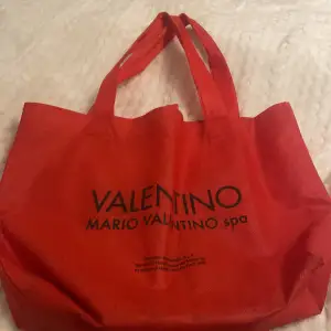 Praktisk tunn röd väska att ha med sig till stranden , gymmet eller till vardags , säljs för 150 kr
