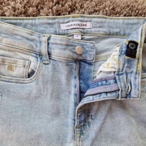 Säljer mina Calvin klein jeans då dom har blivit rätt så små och bara ligger o tar plats i garderoben  Köpte dom på season i Jönköping för 900 o säljer dom för 75 för har ingen aning vad dom kostar nu