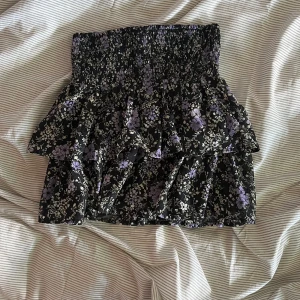 Volangkjol🫶🏻🫶🏻 - Gullig volangkjol, passar XS. Jättebra skick, från Lindex. Skriv vid frågor eller funderingar💋💋