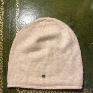 Najs mössa - Cool mössa från esprit. Ingen mudd