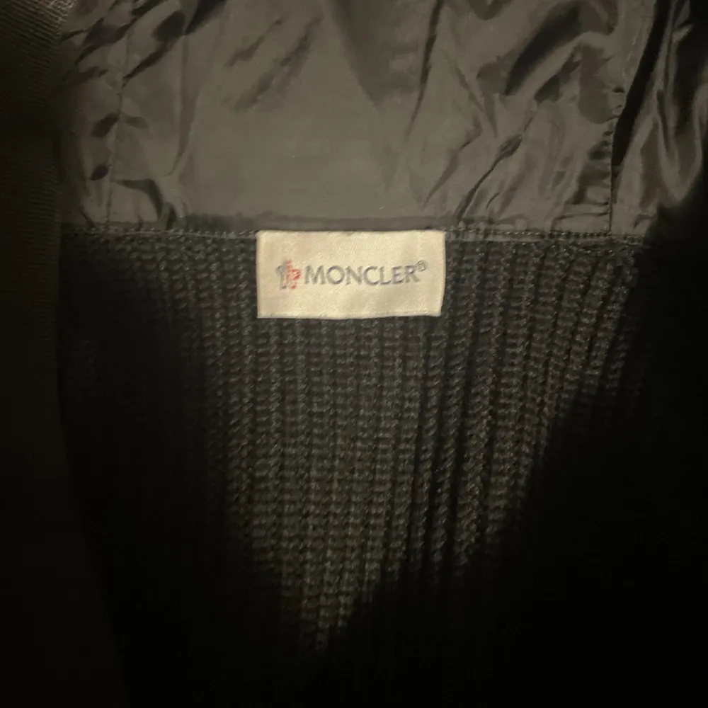 Moncler cardigan skick 10/10 stolek M nfc finns . Jackor.