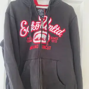 Supercool Ecko unltd hoddie ! Använd ett antal gånger men inga defekter ! Nypris ca 600-700kr